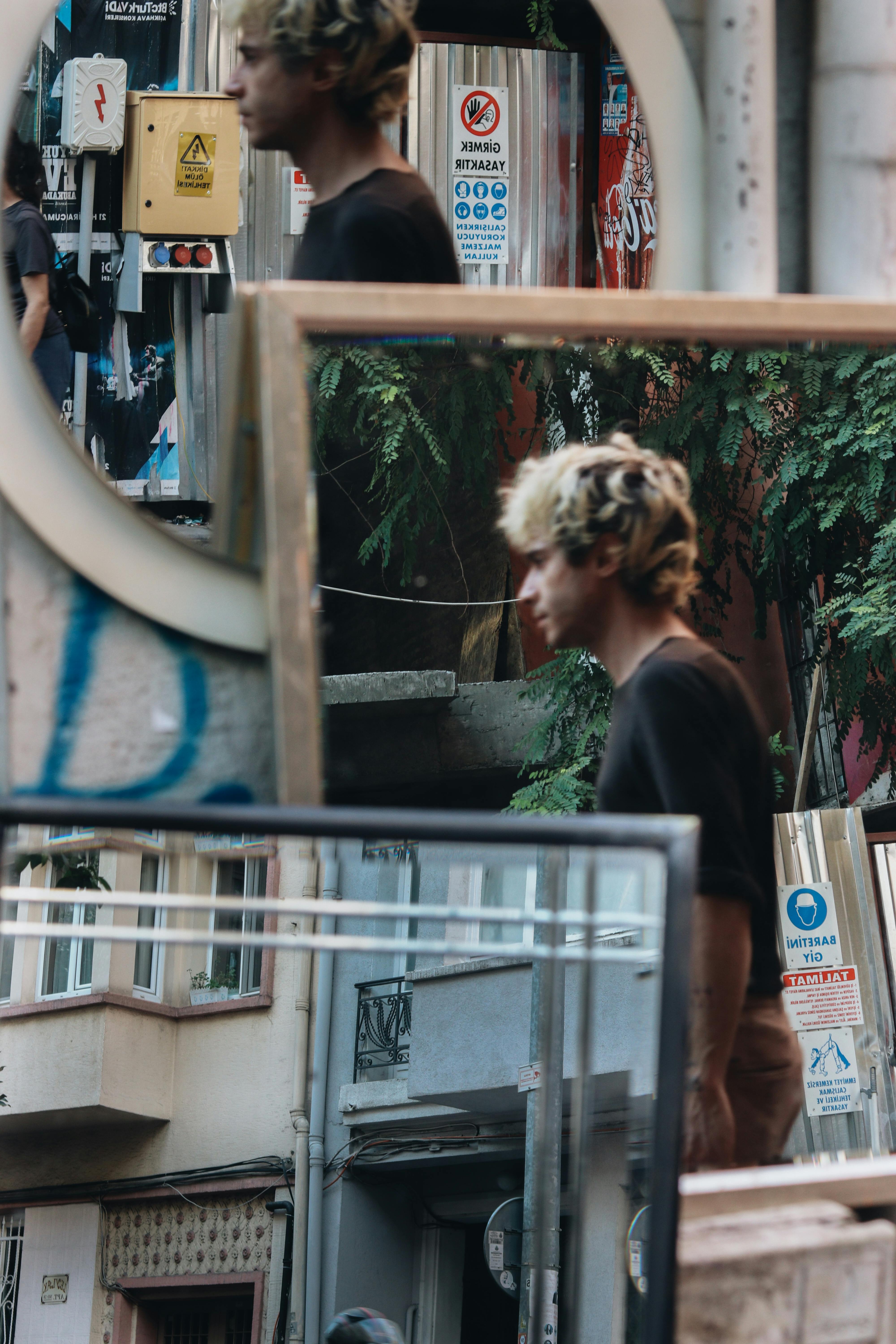 De franc Reflexió Al Carrer D'un Home Als Miralls Urbans Foto d'estoc