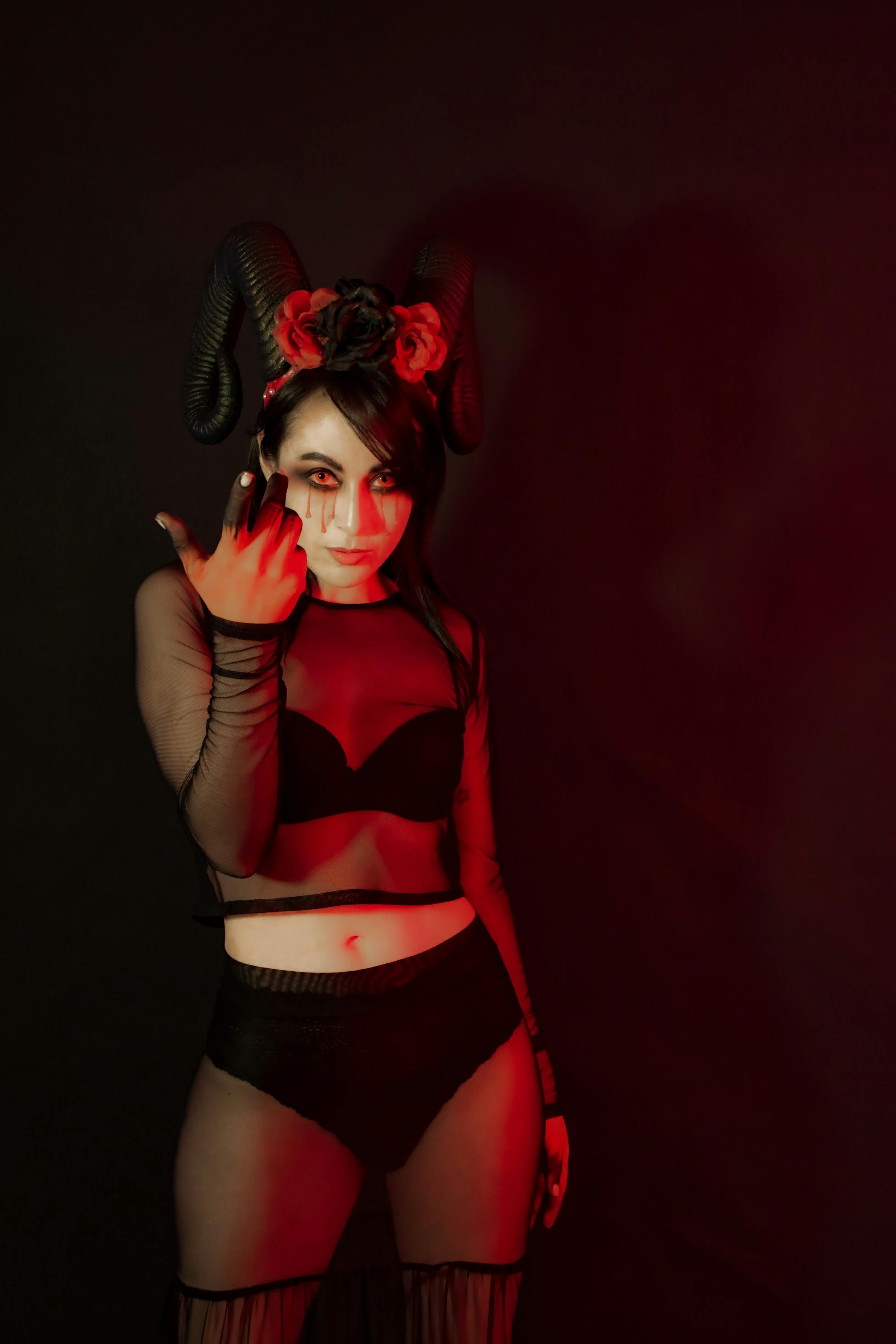 grátis Mulher Misteriosa Em Traje Escuro Com Chifres Foto profissional