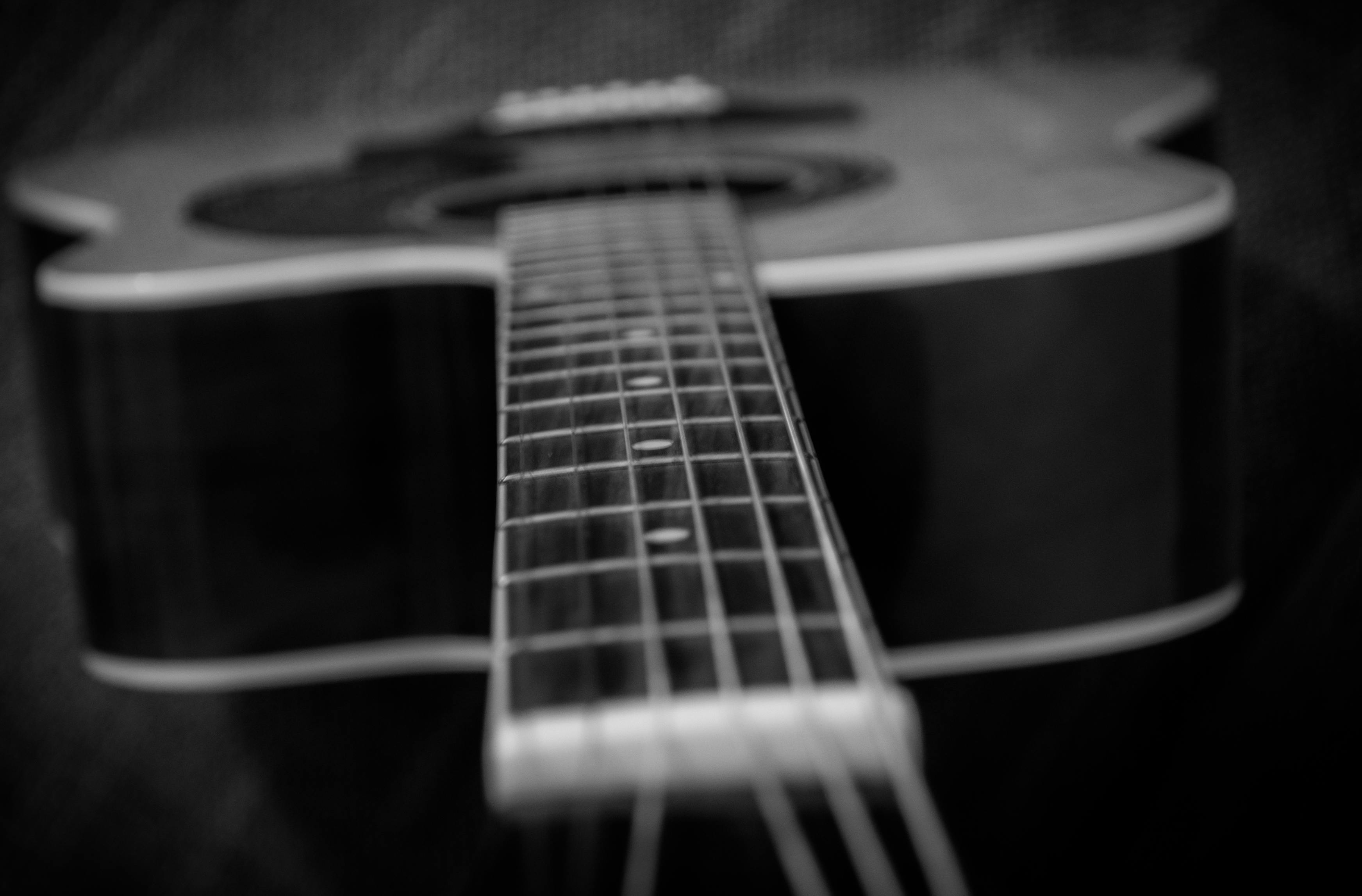 ブラックアコースティックギター 無料の写真素材