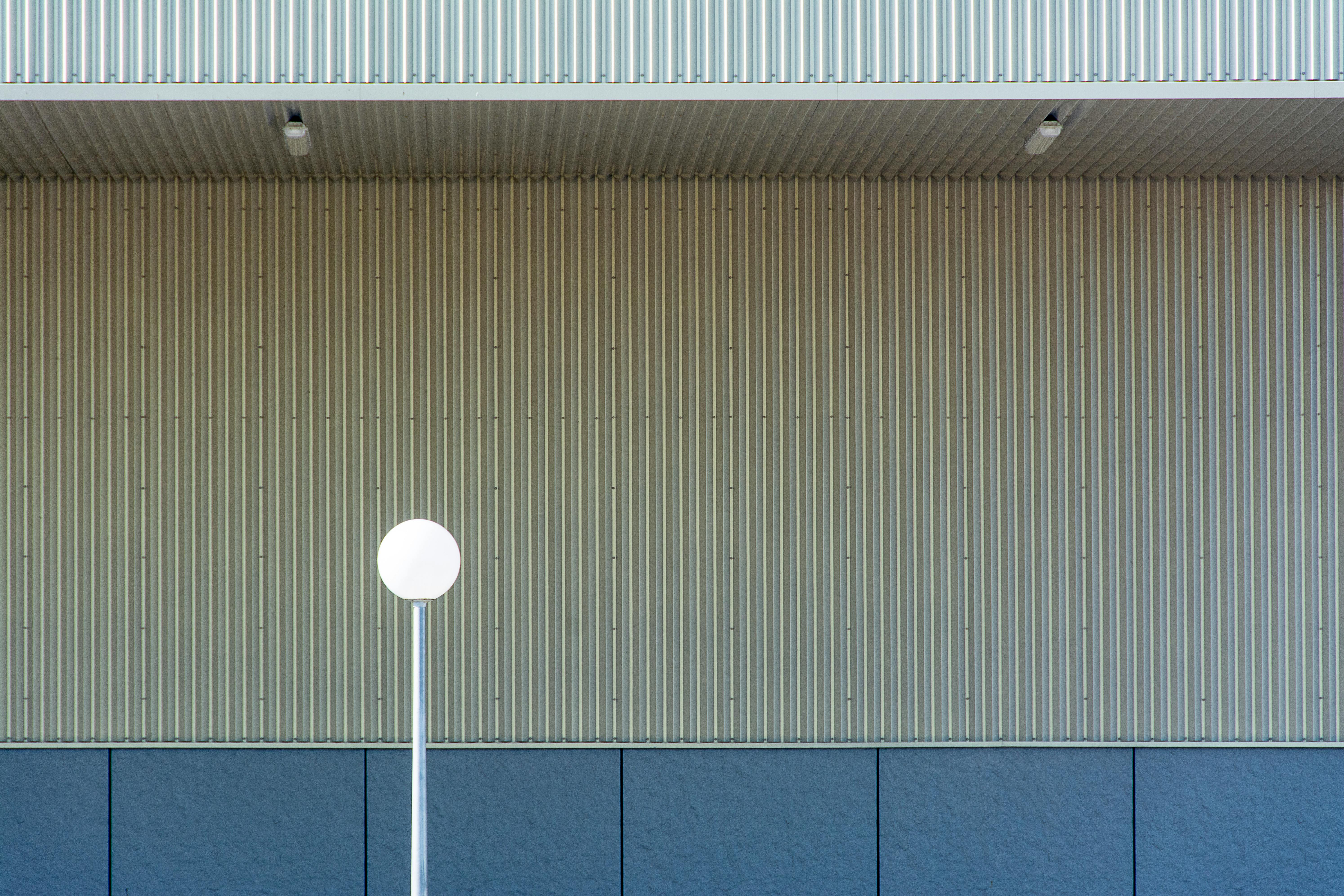 gratis Minimalistische Stedelijke Architectuur Met Straatlantaarn Stockfoto