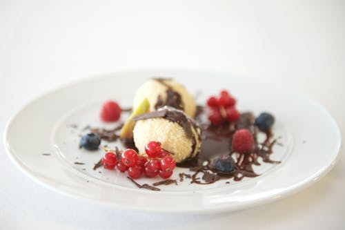 無料 ラズベリー、ブルーベリー、チョコレート入りアイスクリーム 写真素材