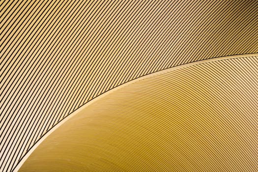 优雅的抽象图案中，弯曲的金色线条营造出时尚而流畅的设计