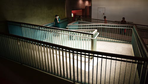 Darmowe zdjęcie z galerii z metalowe schody, reflektor, schodek
