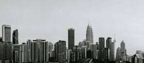 一张以高层建筑为特色的吉隆坡现代天际线黑白图像