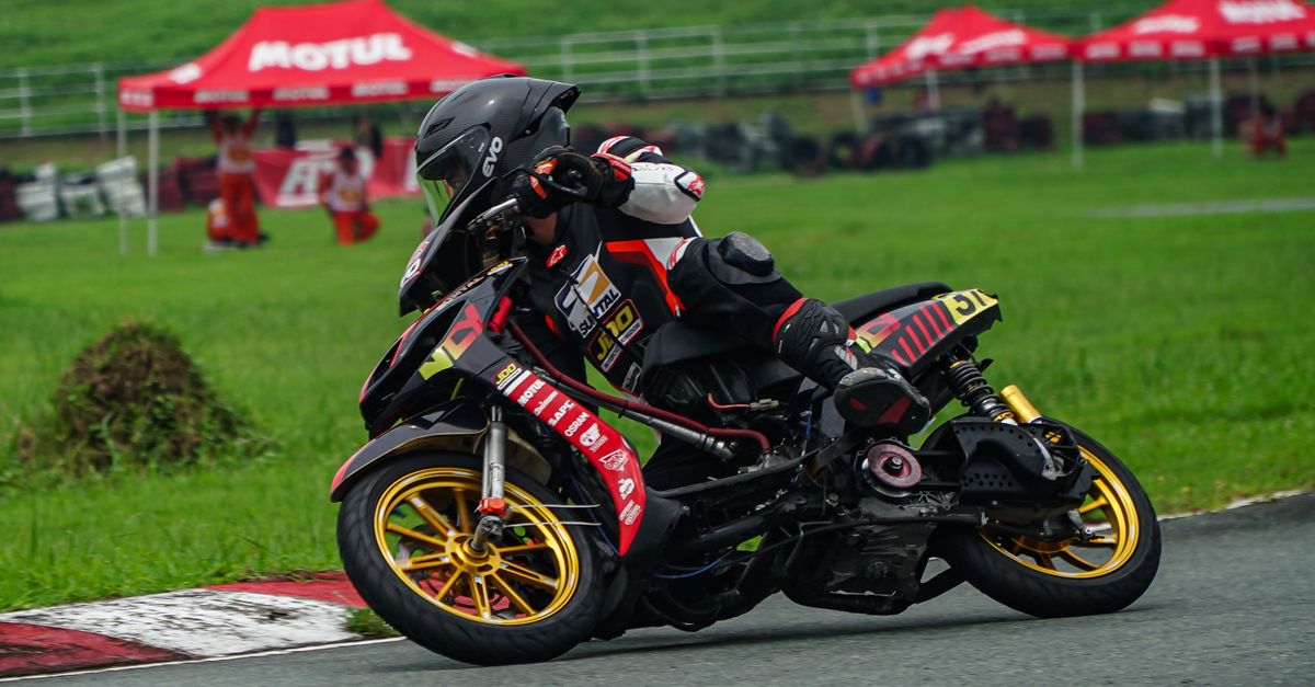 Filipino Motorcycle Racers Exciting Motorcycle Race in Tarlac City Philippines · Free Stock Photo