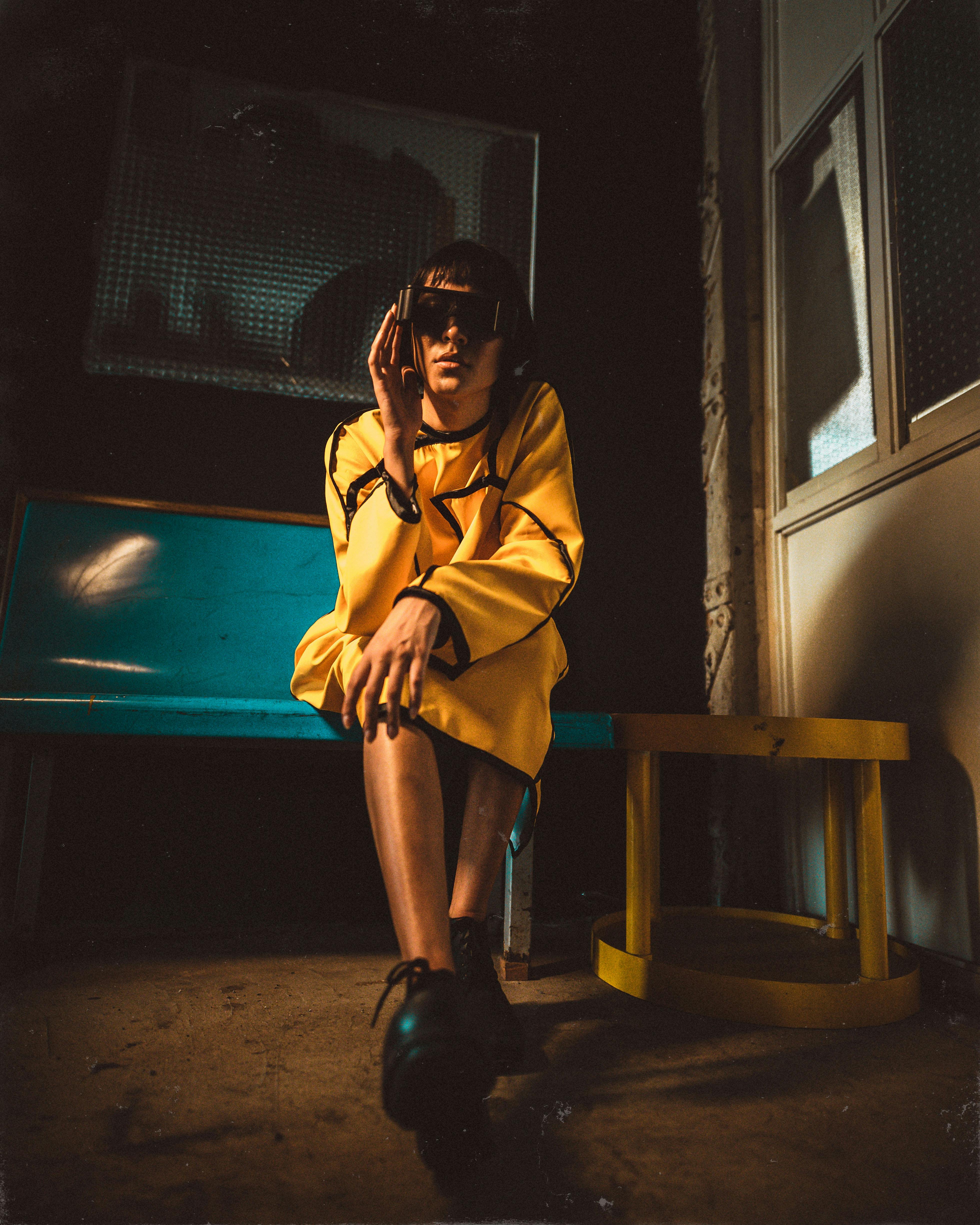 别致的城市肖像中，一位身着时尚黄色服装的女性展现了现代风尚