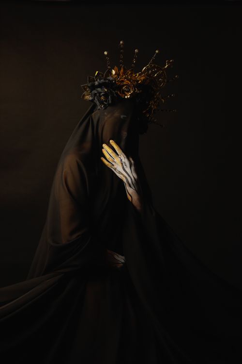 Free A person shrouded in mystery, wearing a black veil and artistic crown, creating an enigmatic and dramatic scene. Stock Photo