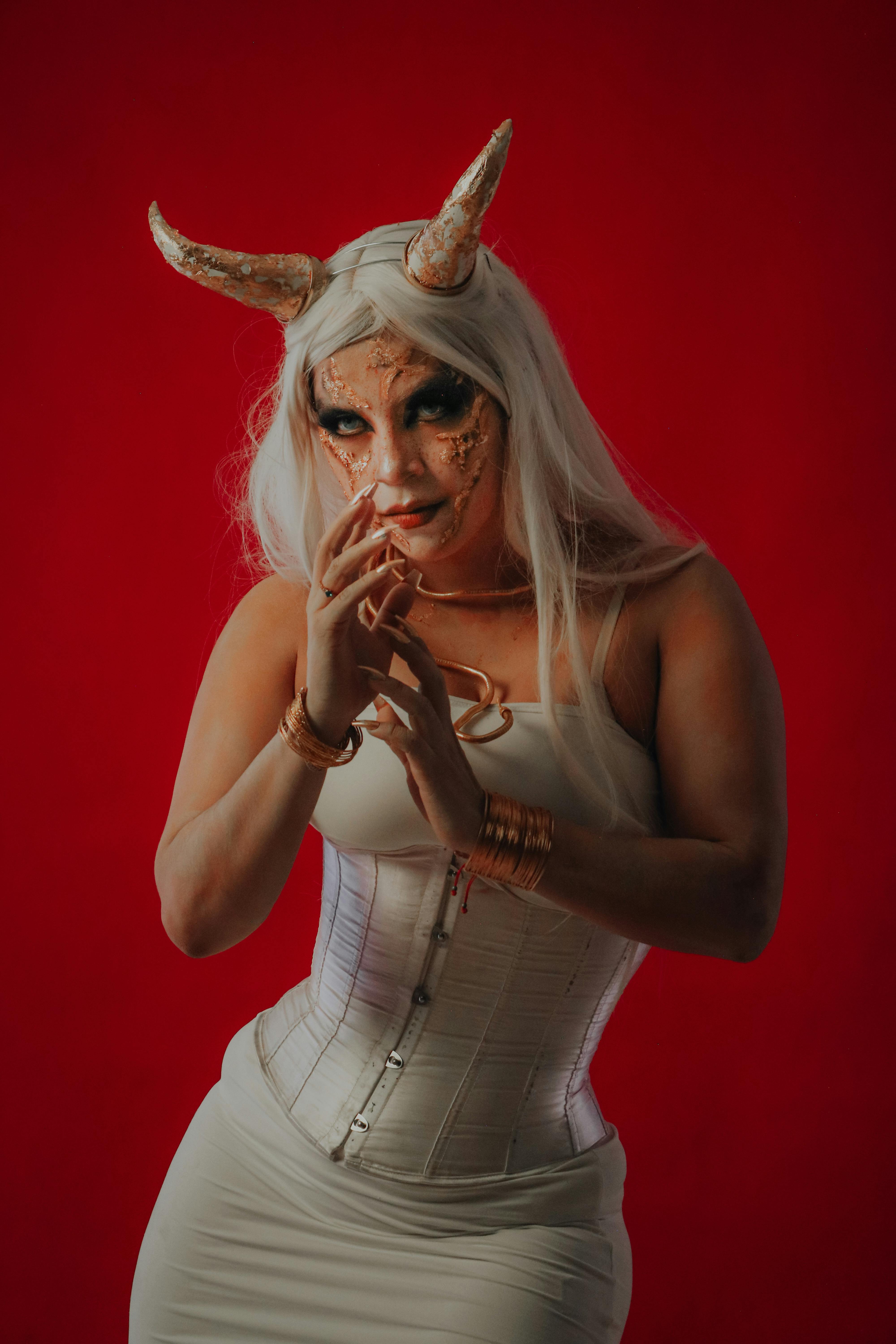 grátis Personagem De Fantasia Com Chifres Em Retrato De Traje Foto profissional