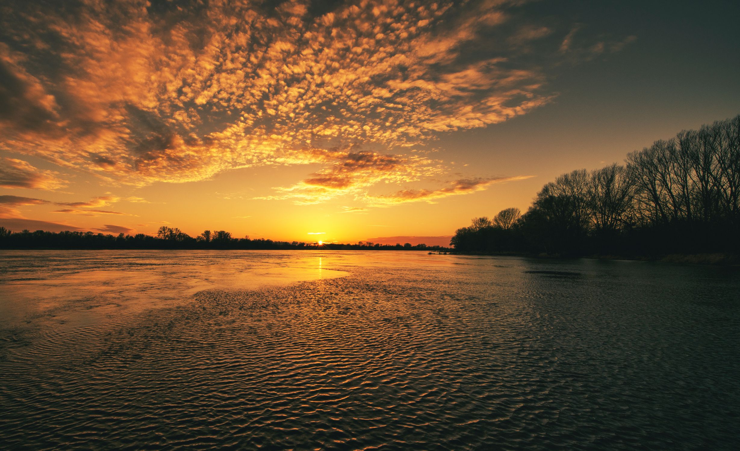 Stunning Sunset Over Calm Lake with Clouds · Free Stock Photo