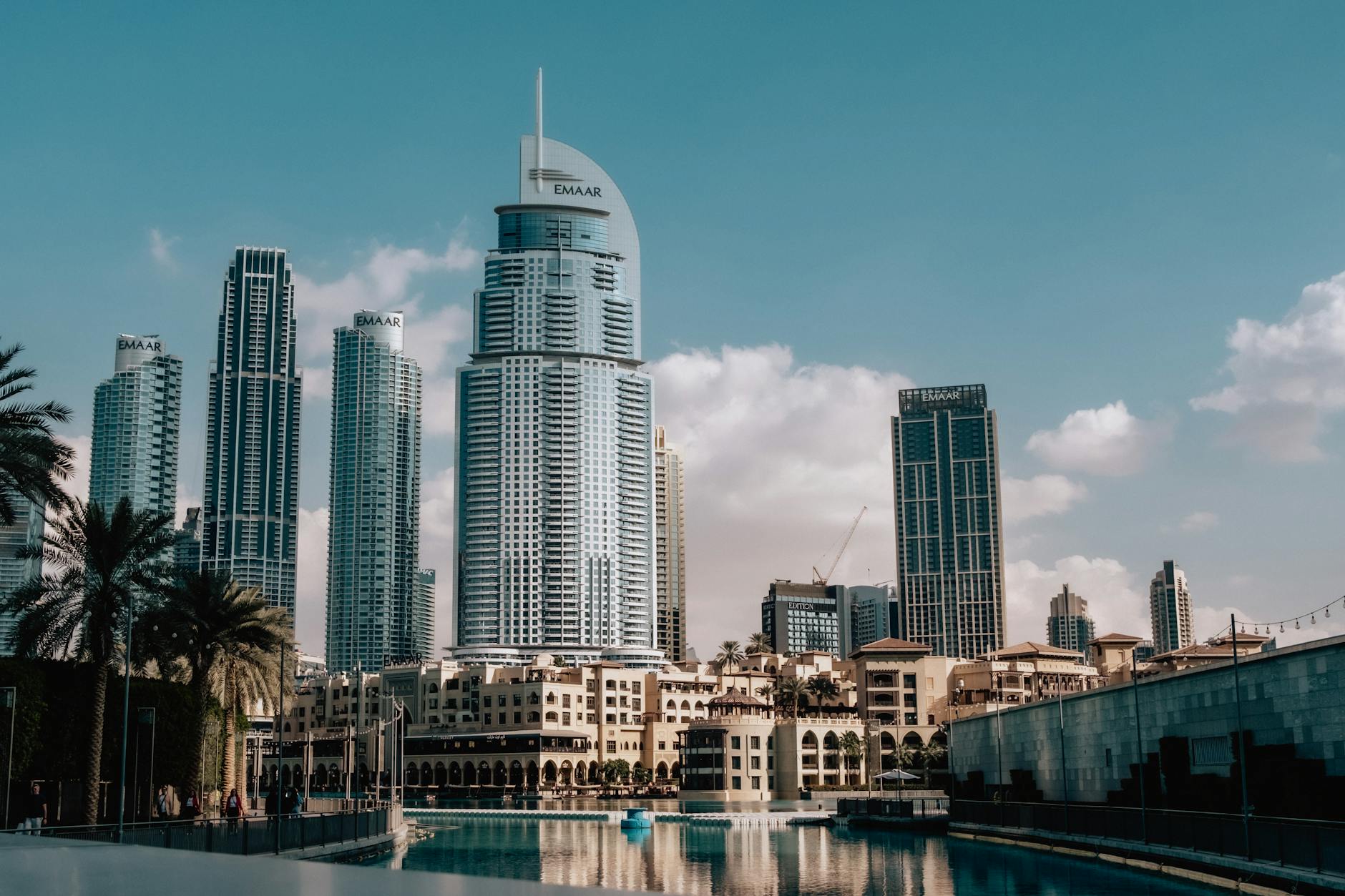 https://www.pexels.com/photo/dubai-skyline-featuring-emaar-buildings-28730287/