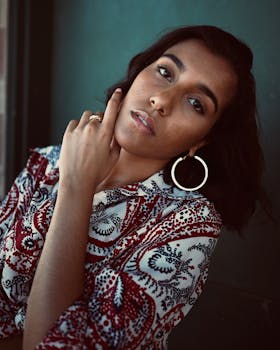 一位女性身着图案大胆的服装与珠宝，其时尚肖像捕捉到了喜怒无常的优雅