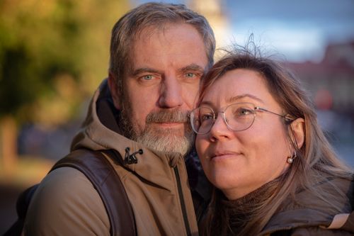 dating middle aged woman – close up portrait smiling outdoors