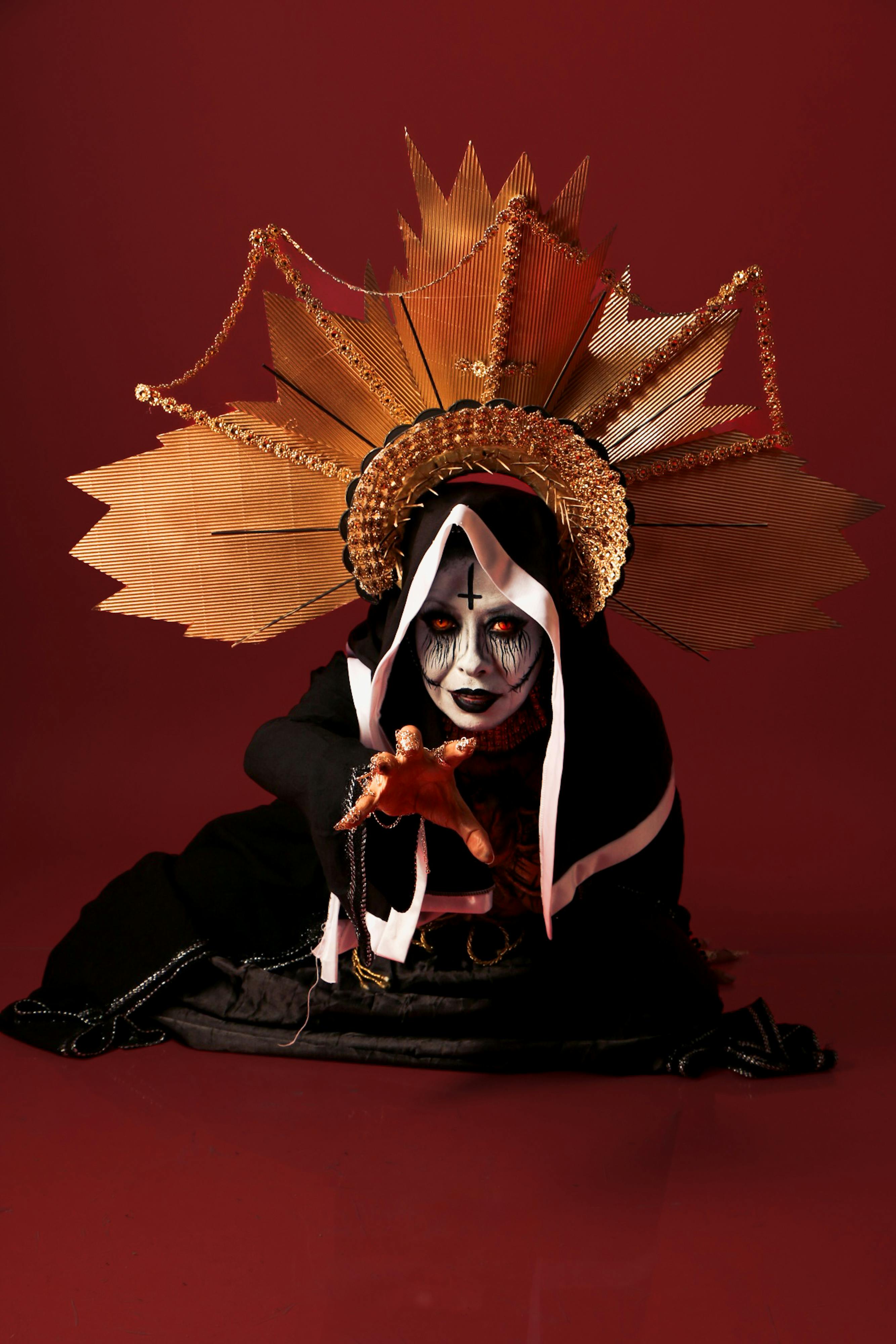 Gratuit Costume Artistique Dramatique Avec Coiffe Unique Photos