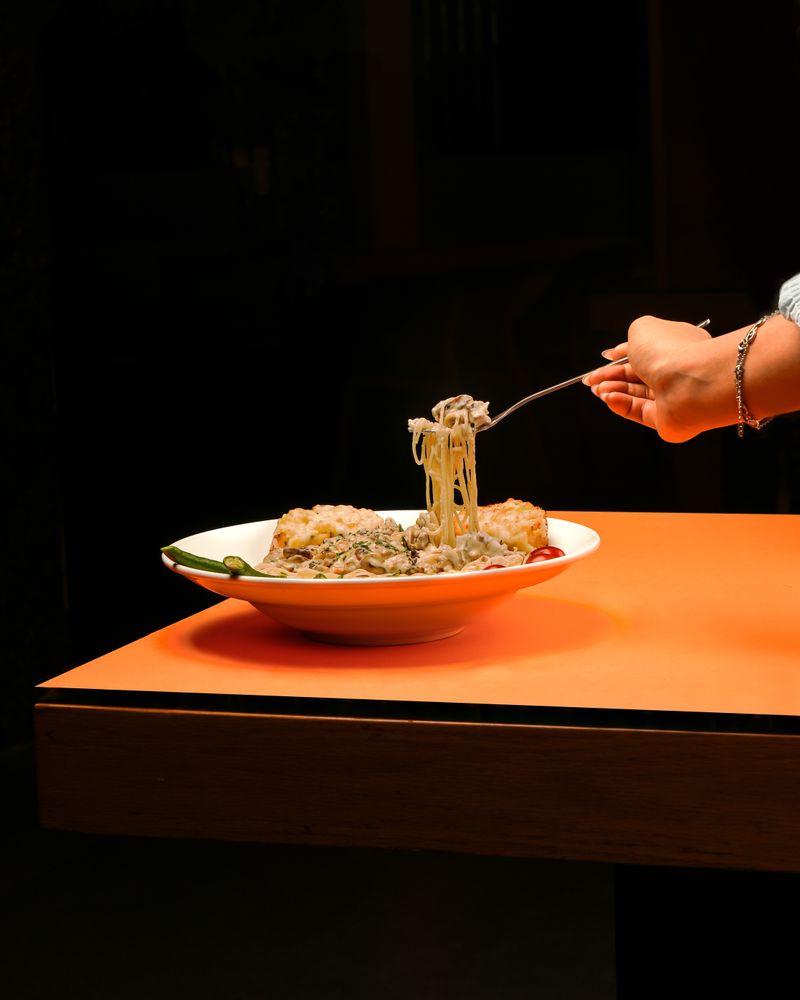 Spaghetti disajikan elegan (ilustrasi)