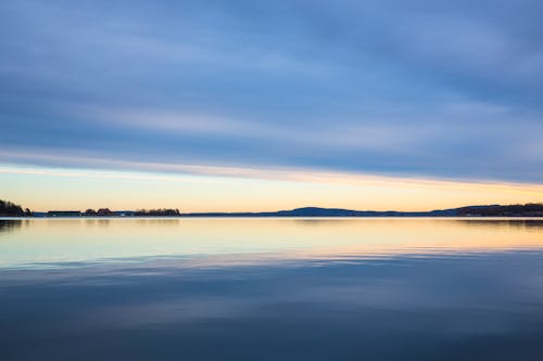 Grande Specchio D'acqua Durante L'alba