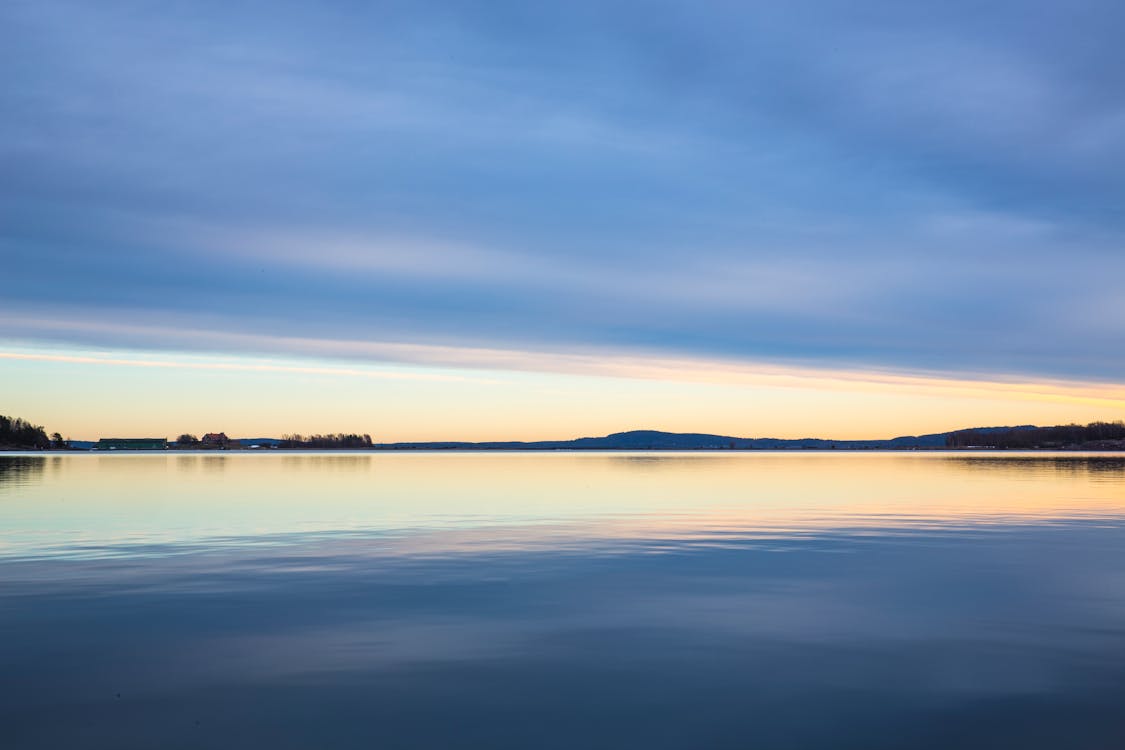 無料 夜明けの大きな水域 写真素材