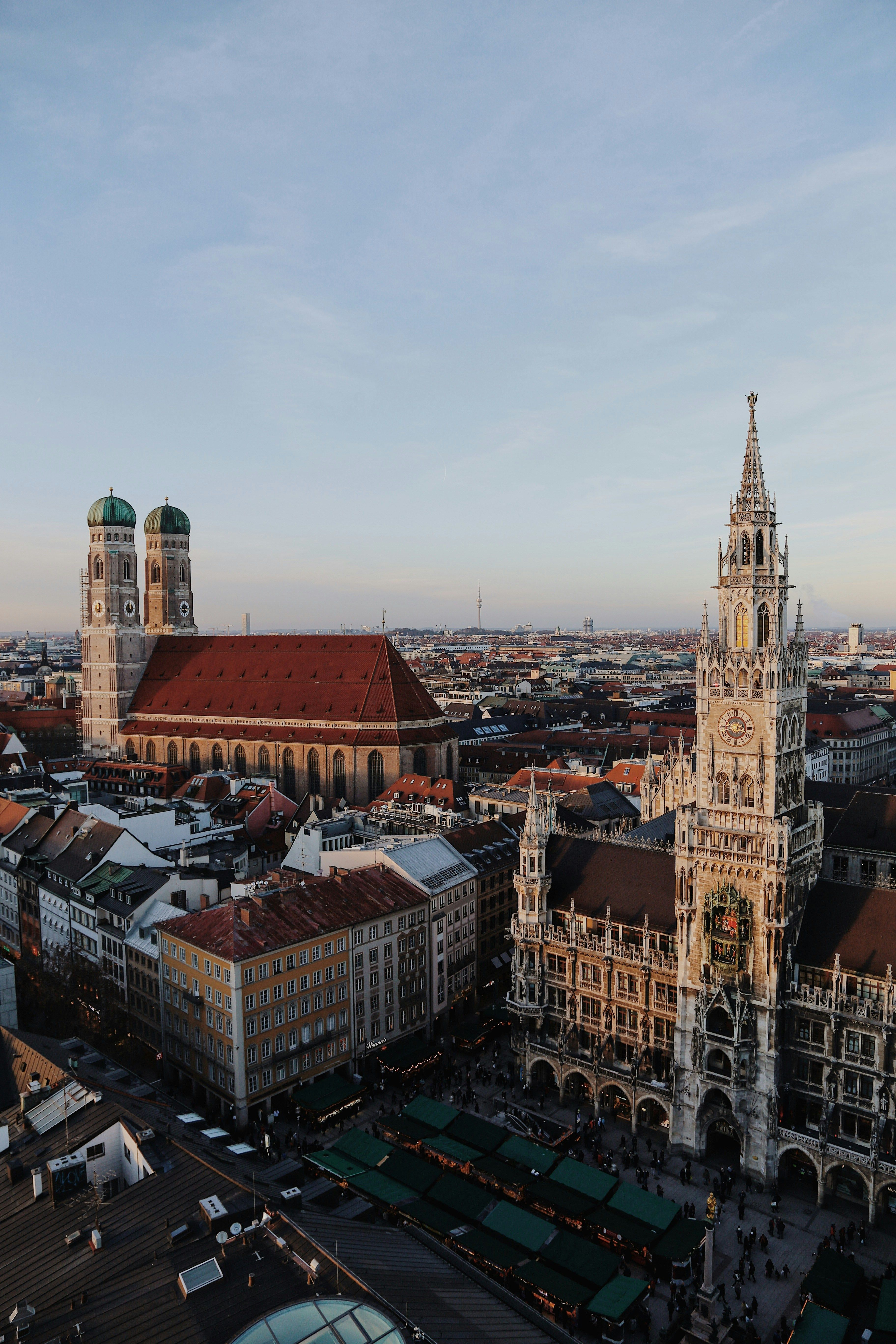 Gratis Luftfoto Av Münchens Marienplatz Og Frauenkirche Arkivbilde