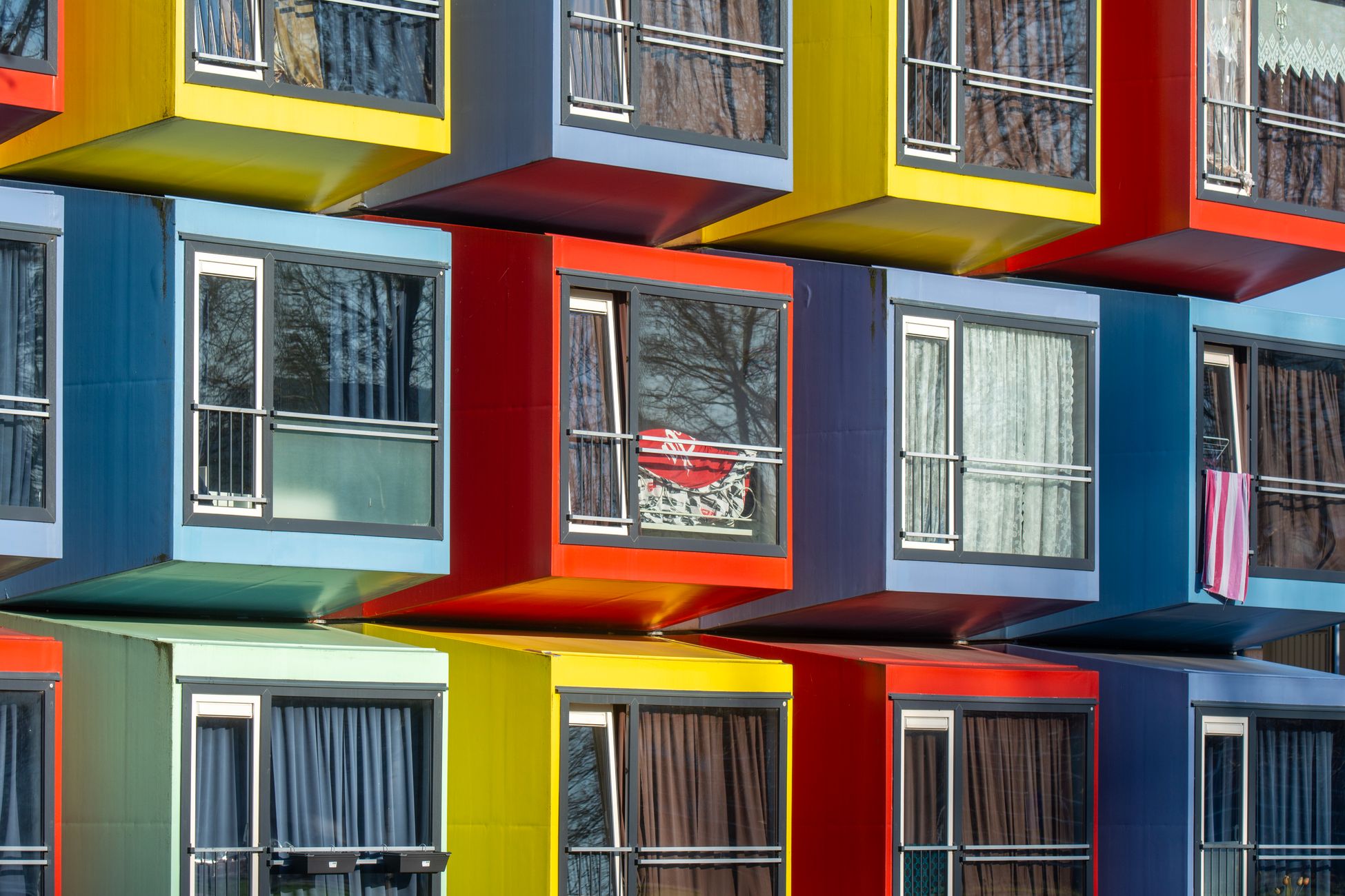 Auto brandt uit bij appartementencomplex in De Hoogte