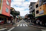 厄瓜多尔小镇的街景热闹非凡，商店林立，行人如织，城市建筑错落有致