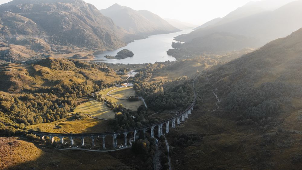 Vedere aeriană asupra viaductului Glenfinnan și a lacului Loch Shiel din Highlands