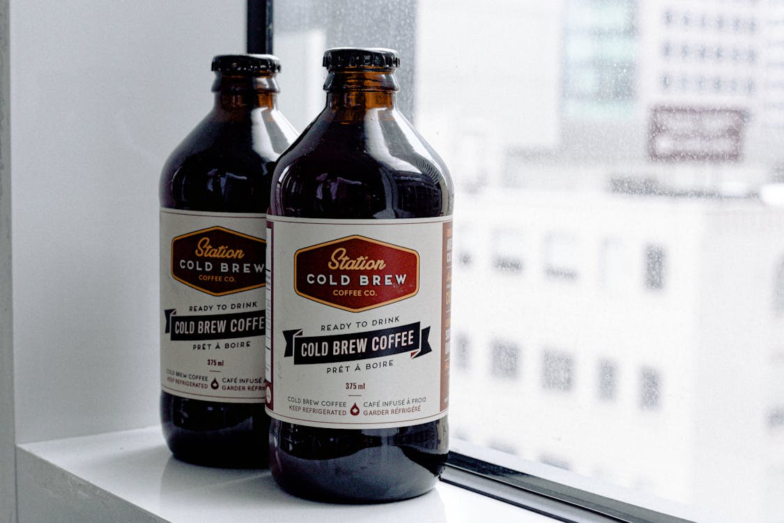 Gratis Foto Close Up Dari Station Cold Brew Coffee Bottles By Window Foto Stok
