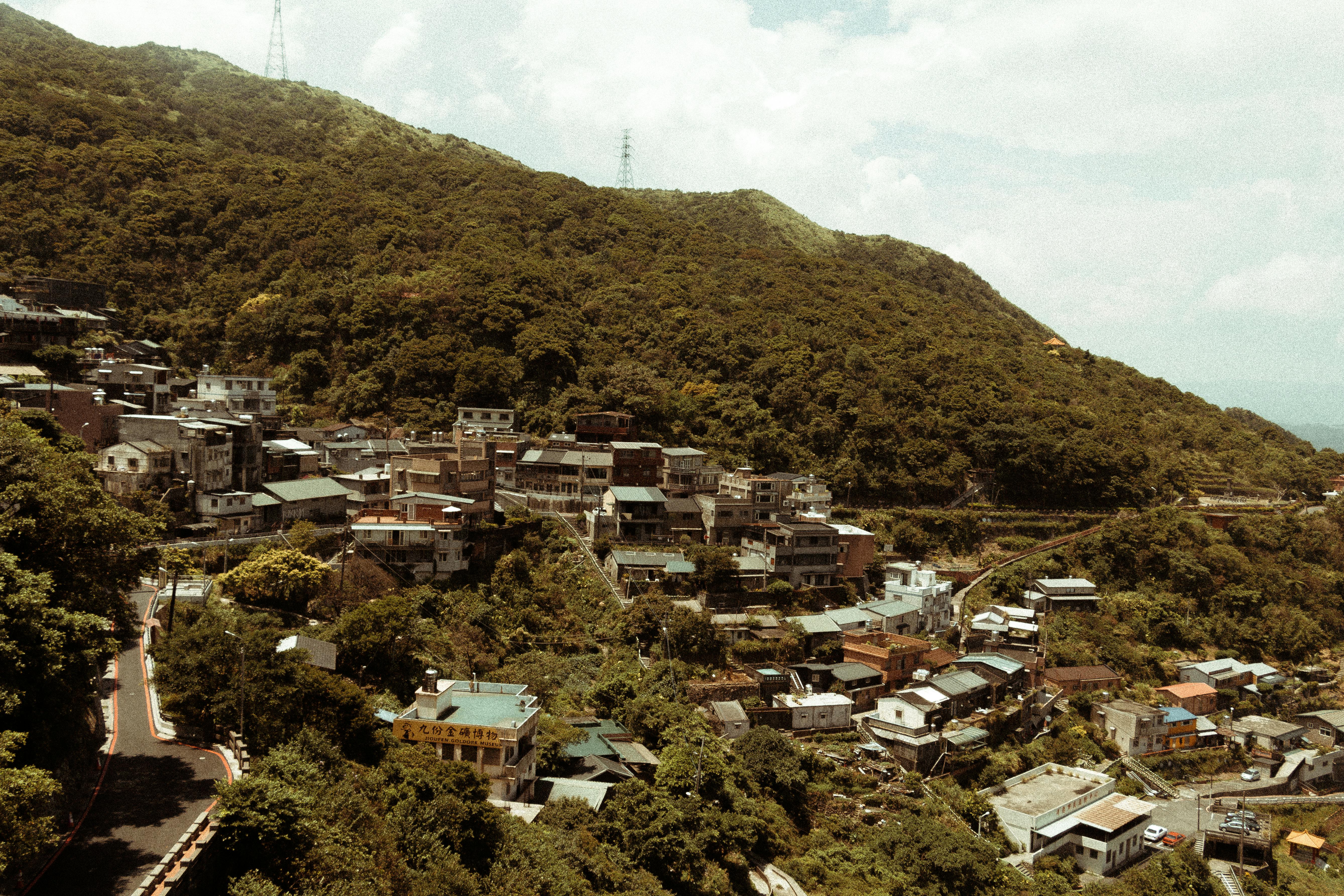 从空中俯瞰，一座风景如画的小镇坐落在郁郁葱葱的青山之中