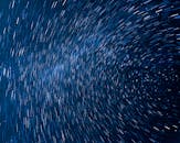 比利时蓬塞勒晴朗夜空下，恒星轨迹旋转的迷人景色