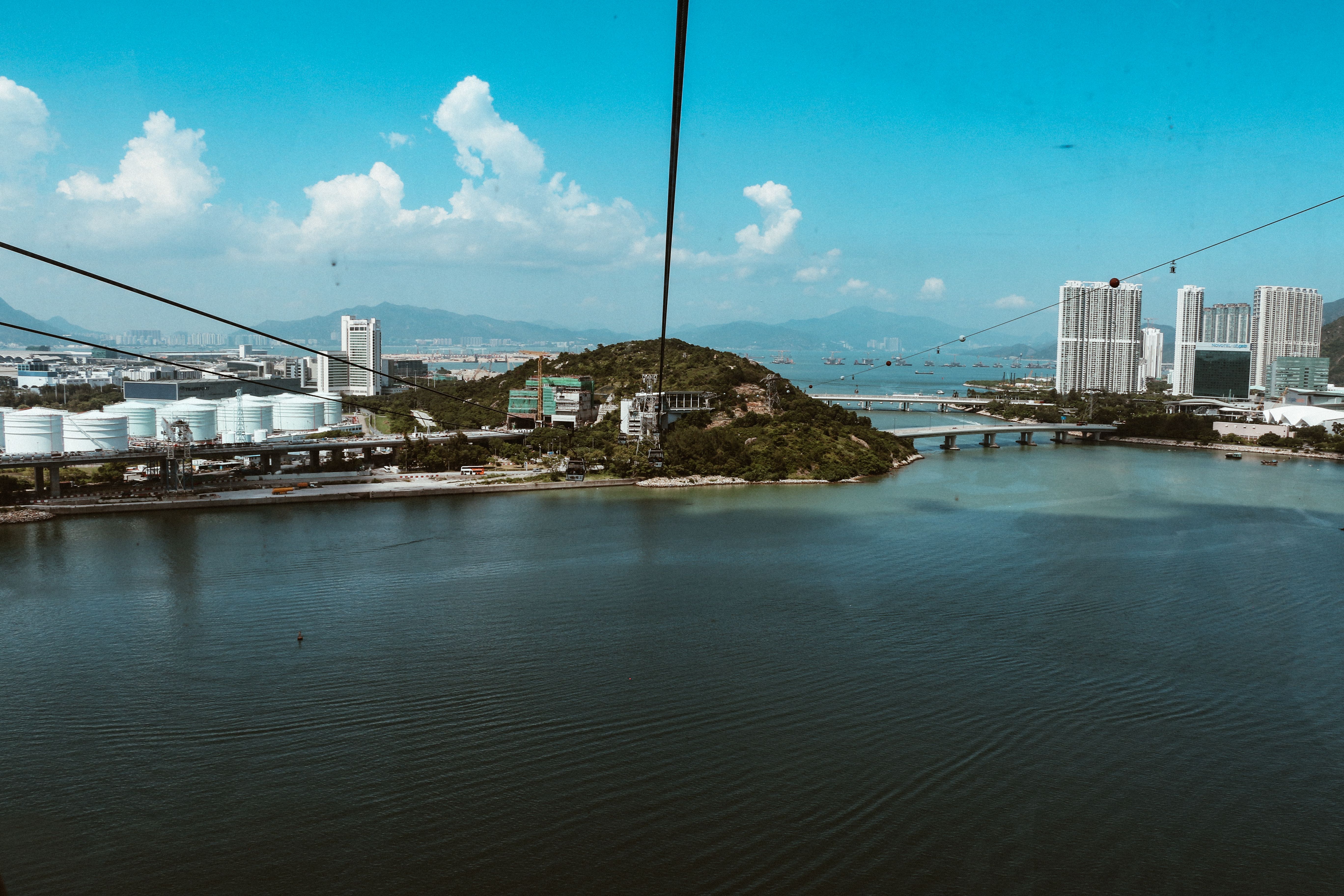 探索拥有现代建筑和宁静海滨的令人惊叹城市鸟瞰景观