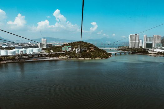 探索拥有现代建筑和宁静海滨的令人惊叹城市鸟瞰景观
