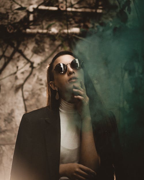 Foto Retrato De Mujer Posando Con Gafas De Sol Negras Y Abrigo Negro