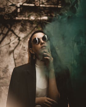 一位戴着太阳镜的女人肖像，在缭绕的烟雾中散发着神秘与优雅