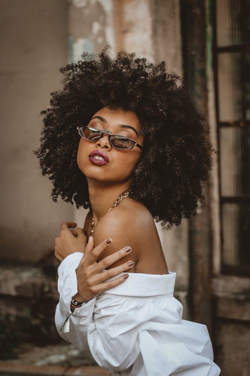 Retrato De Mujer Con Pelo Rizado Y Gafas De Sol