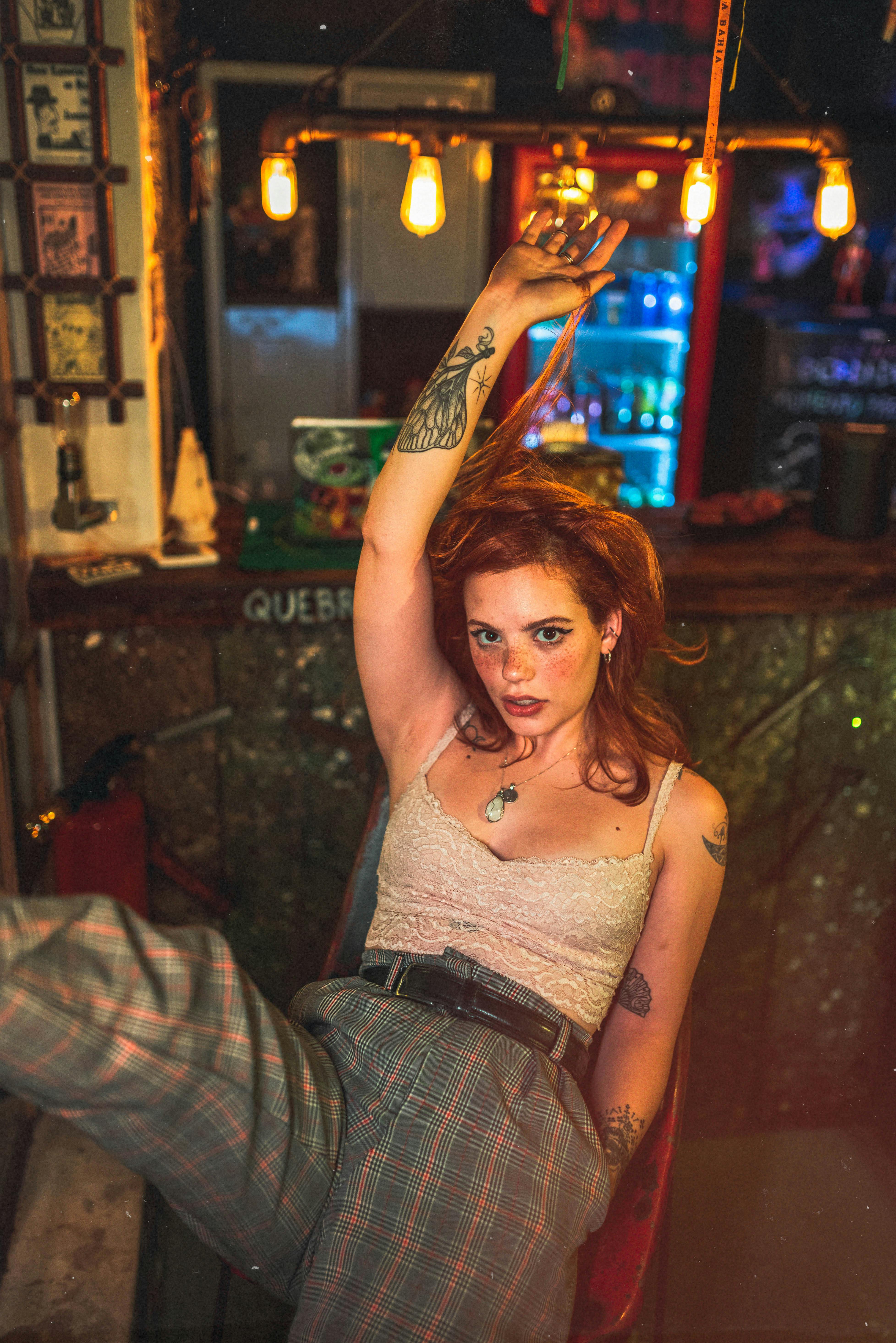 在室内灯光下，捕捉到了一位时尚女性摆姿势的瞬间