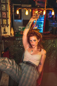 在室内灯光下，捕捉到了一位时尚女性摆姿势的瞬间