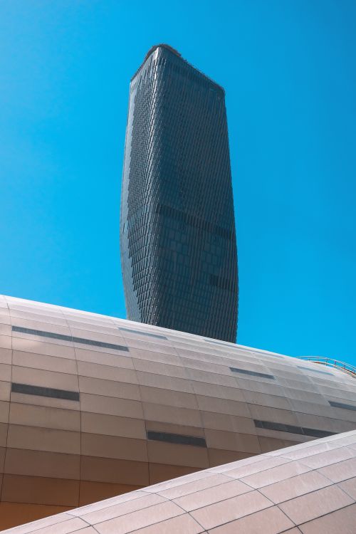 Free Explore modern architecture with this futuristic skyscraper in Dubai's iconic skyline. Stock Photo
