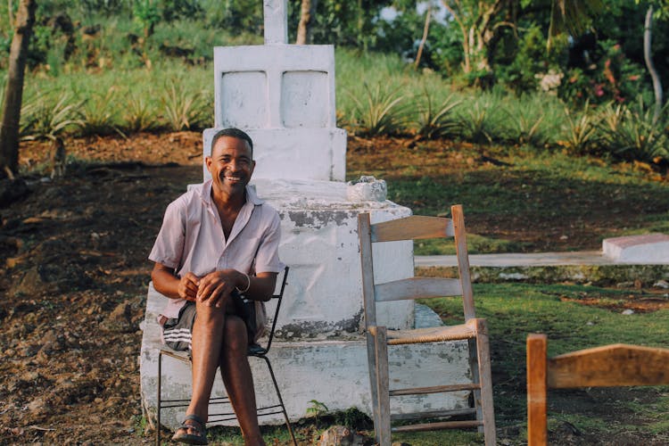 Photo Man Sitting On Chair