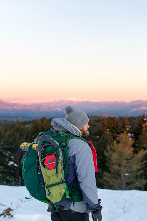 Uomo Che Indossa Uno Zaino Con Vista Sulla Foresta