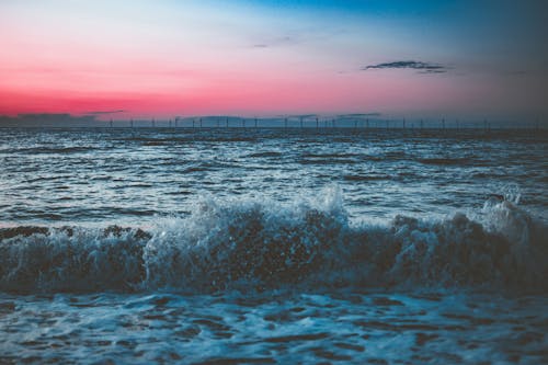 黎明期間海灘的風景照片