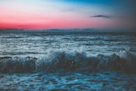 迷人的海浪在令人叹为观止的日落天空下坠毁