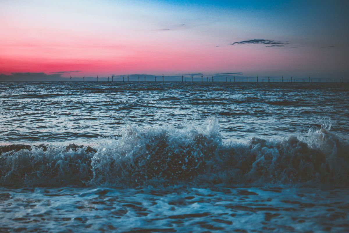 夕暮れの海と打ち寄せる波のイメージ
