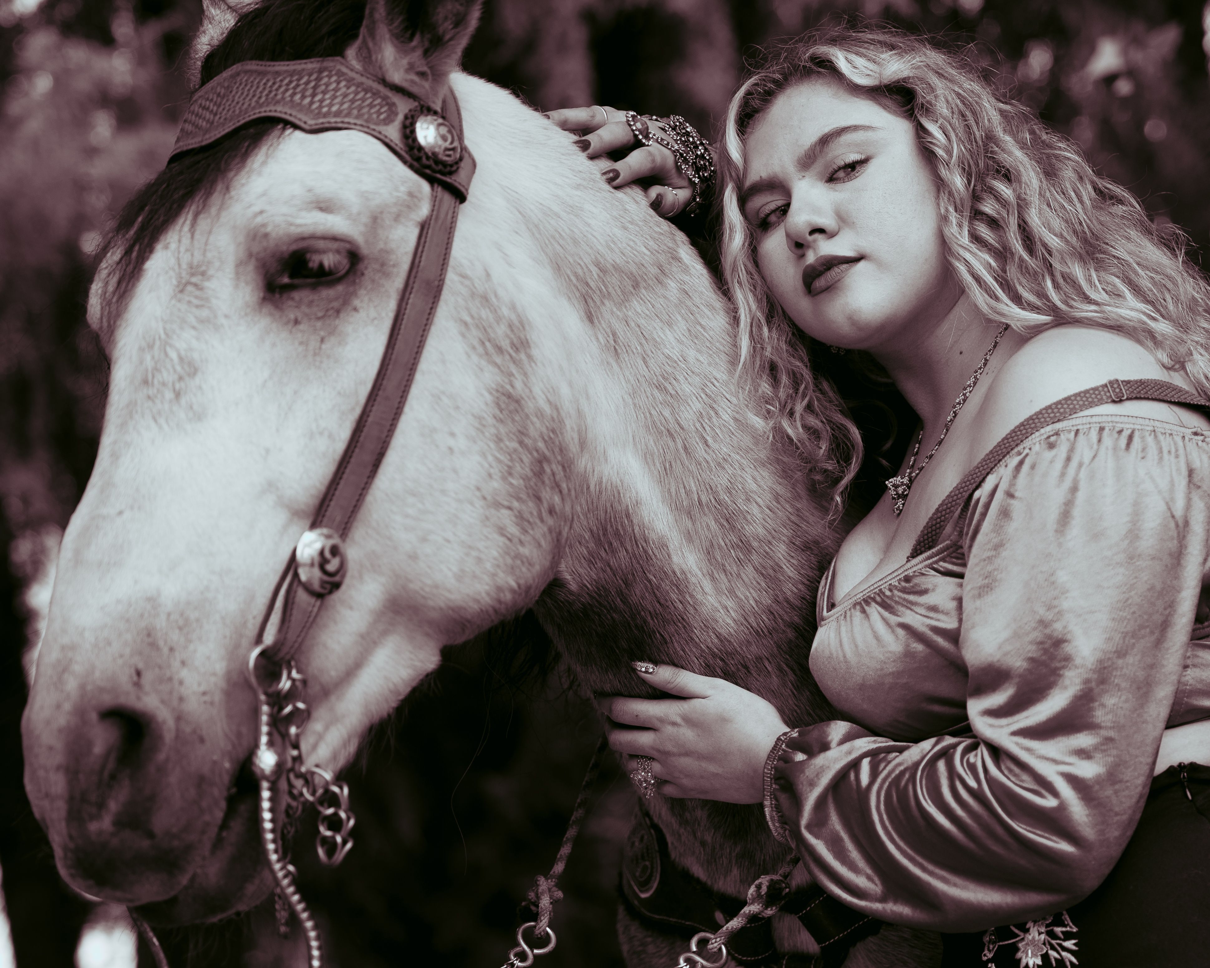 Mujer Abrazando A Un Caballo En Un Entorno Sereno Al Aire Libre · Foto ...