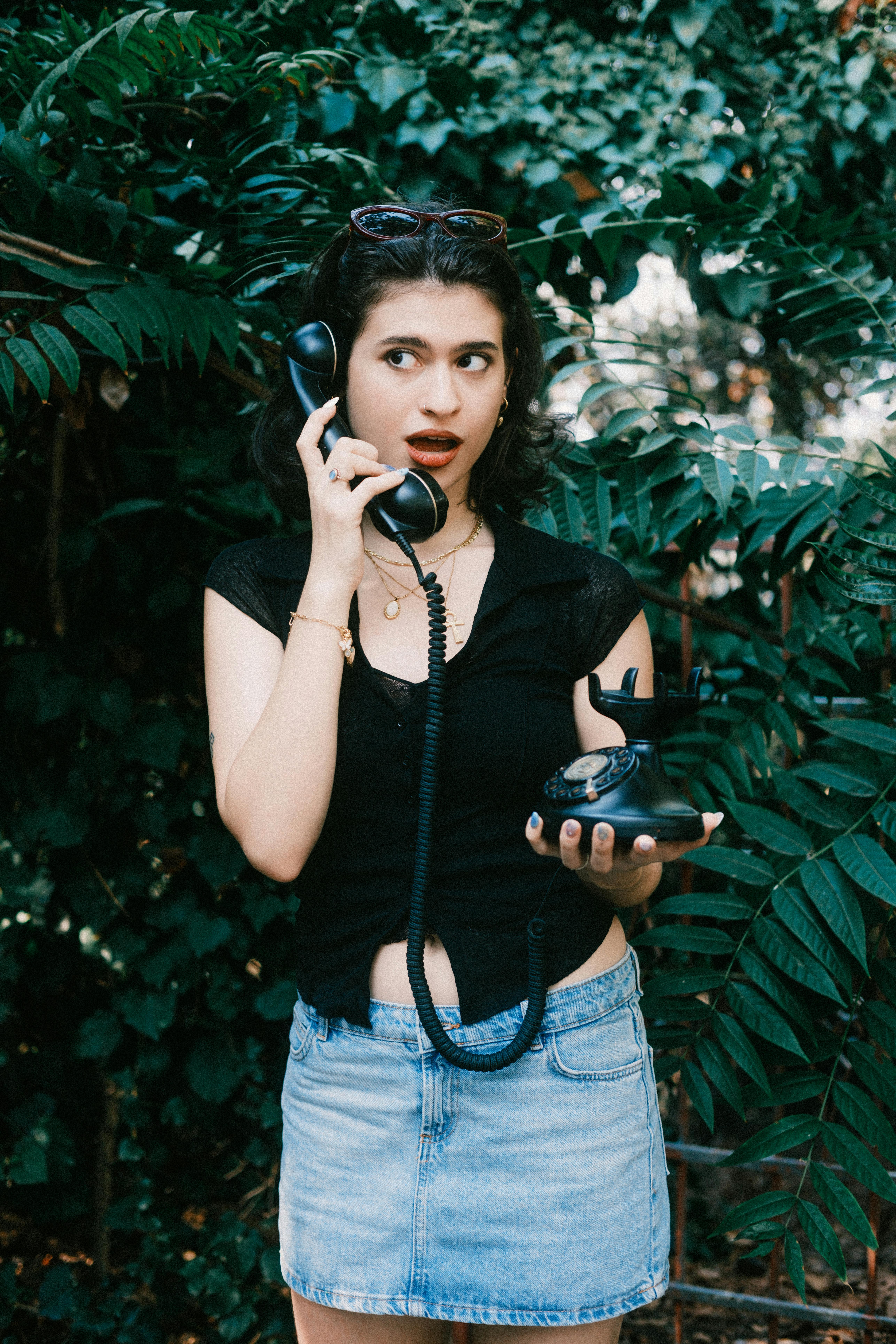 bezplatná Překvapená žena S Vintage Telefonem Venku Základová fotografie