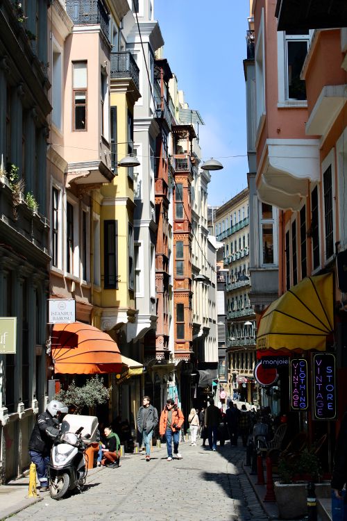 Vibrant Street Scene in Istanbul's Historic Beyoğlu · Free Stock Photo