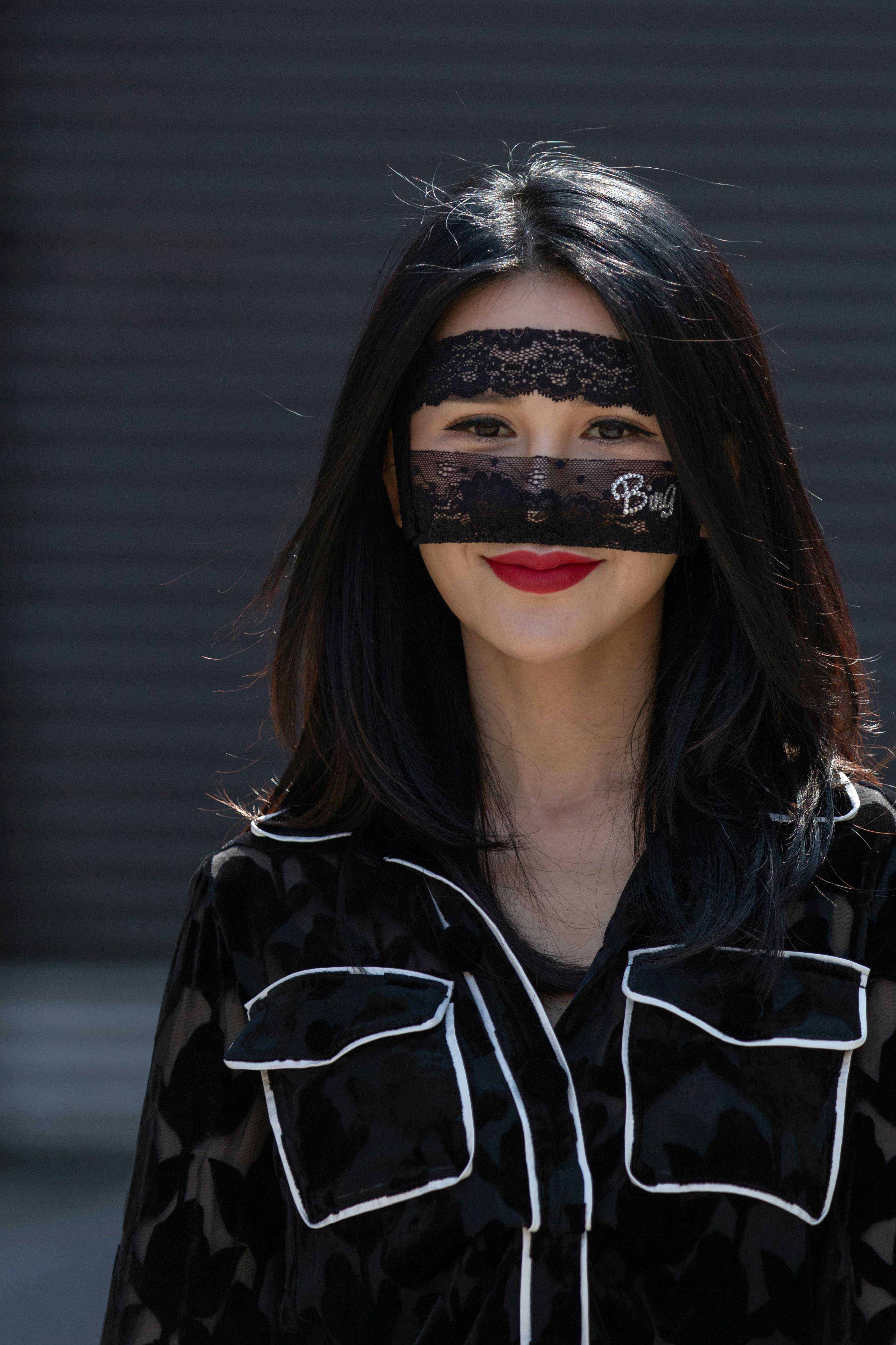 Gratis Ritratto Di Moda Di Una Donna Elegante Che Indossa Una Maschera Di Pizzo Foto a disposizione
