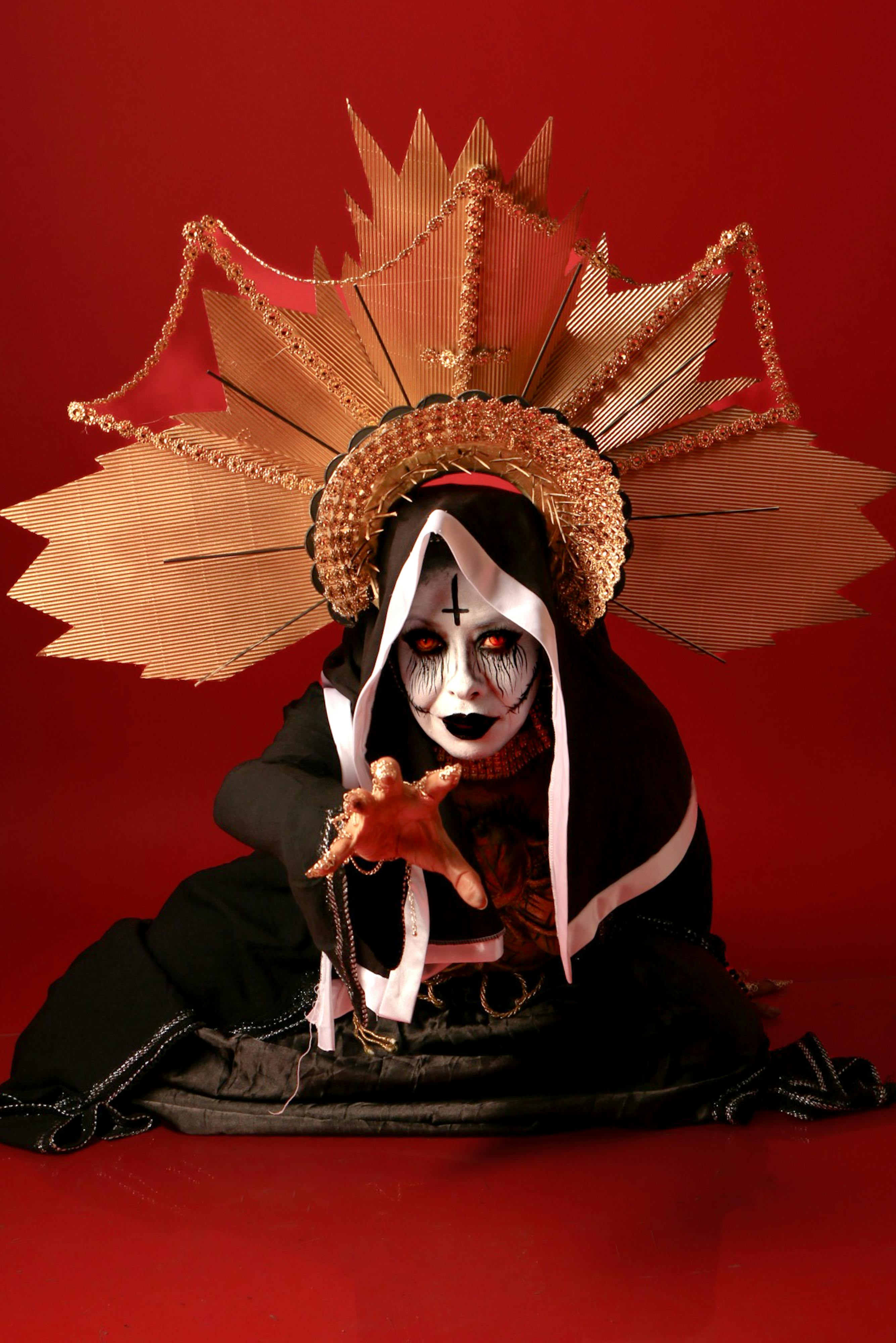 무료 빨간색 드라마틱 고딕 의상 초상화 스톡 사진