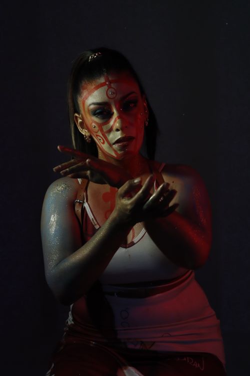 Free Intriguing female portrait with artistic face paint under dramatic lighting. Stock Photo
