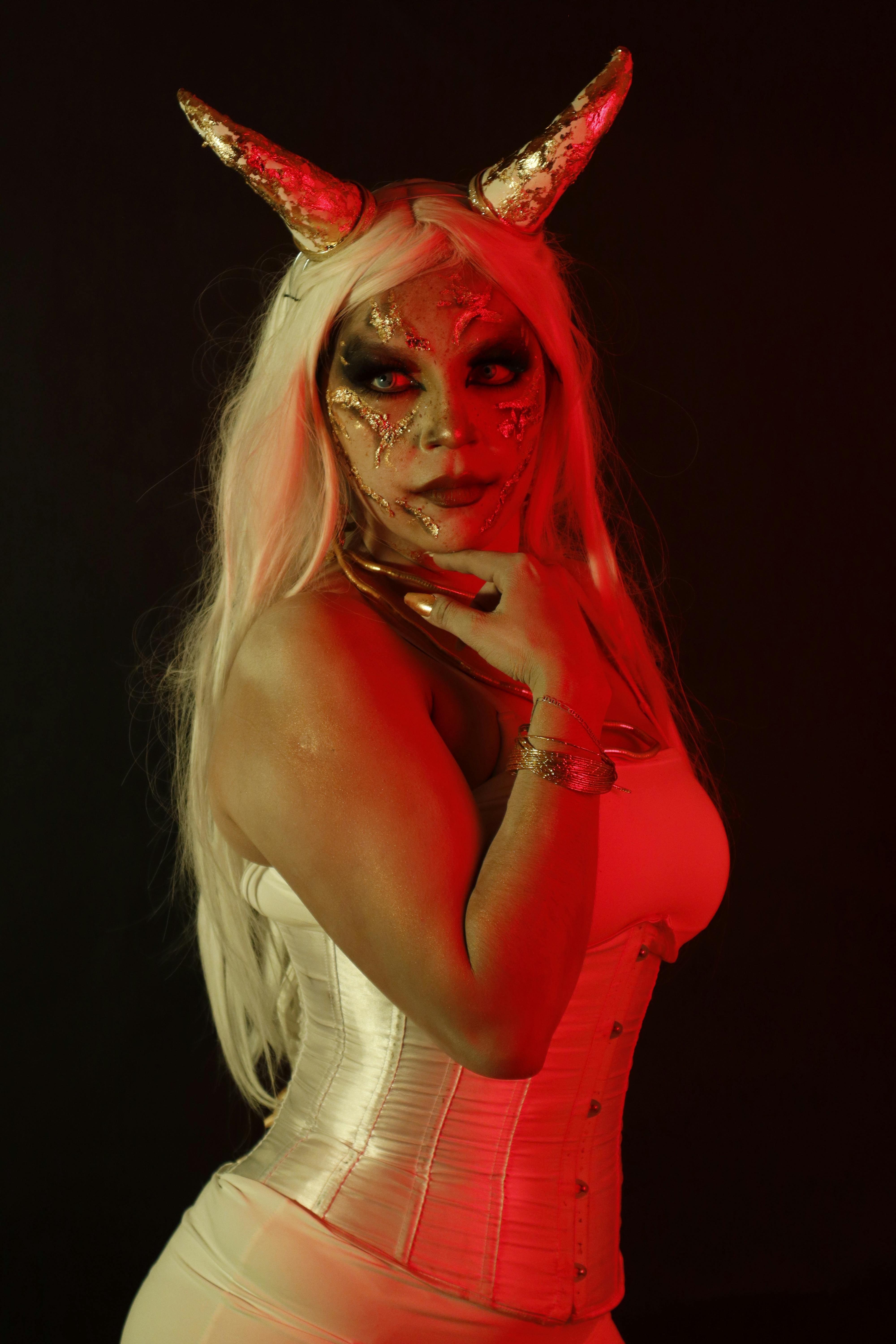 Gratuit Portrait Fantastique Gothique Avec éclairage Rouge Photos