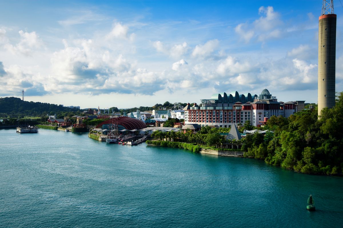 Unde te cazezi în Singapore - Sentosa - vedere panoramică sub cer senin