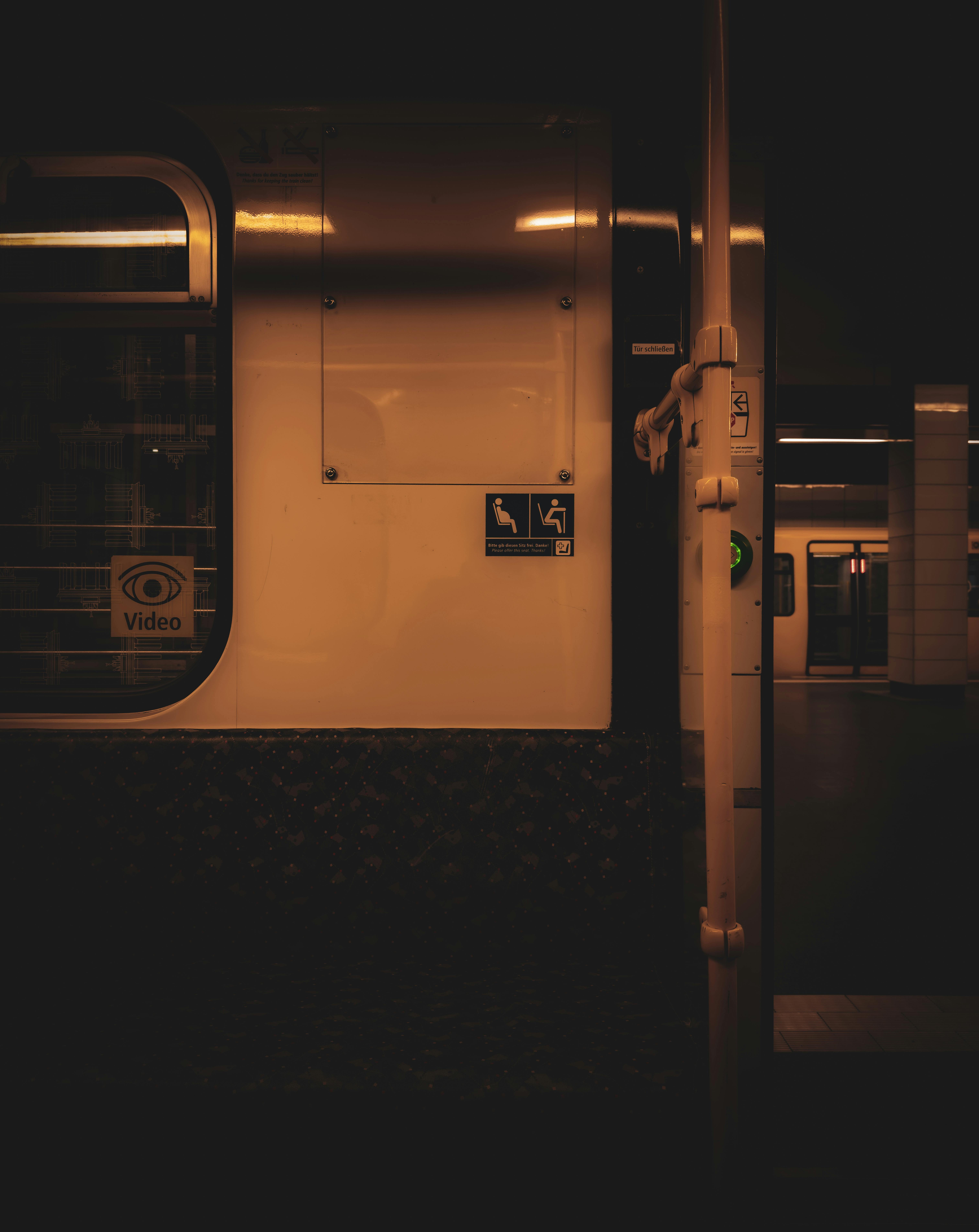 Gratis Moody Interiør Af Berlins Metrotog Om Natten Lagerfoto