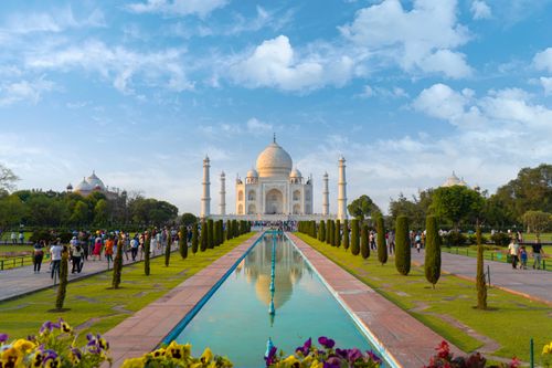 Free A beautiful view of the Taj Mahal in Agra, India, with clear blue skies and vibrant gardens. Stock Photo